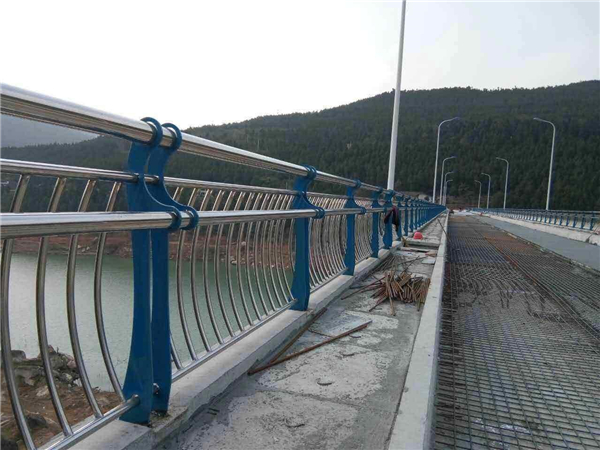 昌吉不锈钢桥梁护栏的特点及其在桥梁安全中的重要作用